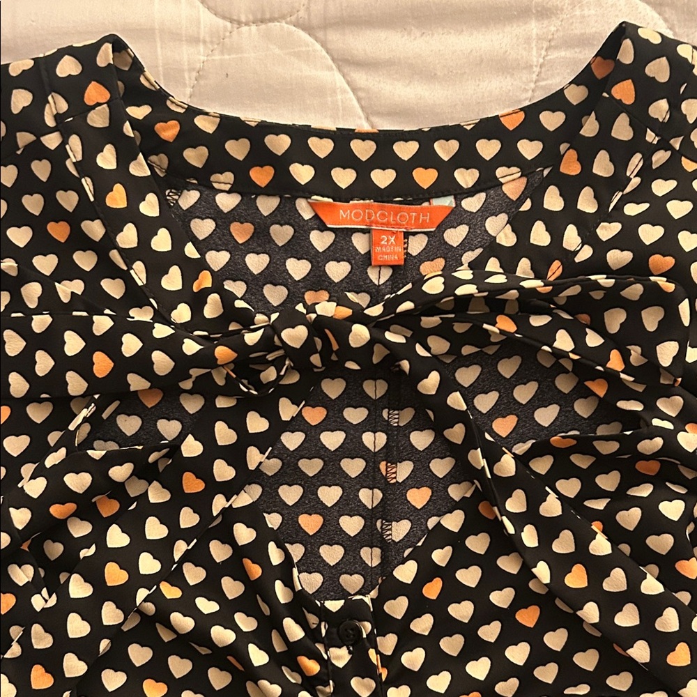 ModCloth Stylish Keyhole Heart Print Women's Top - Picture 2 of 5